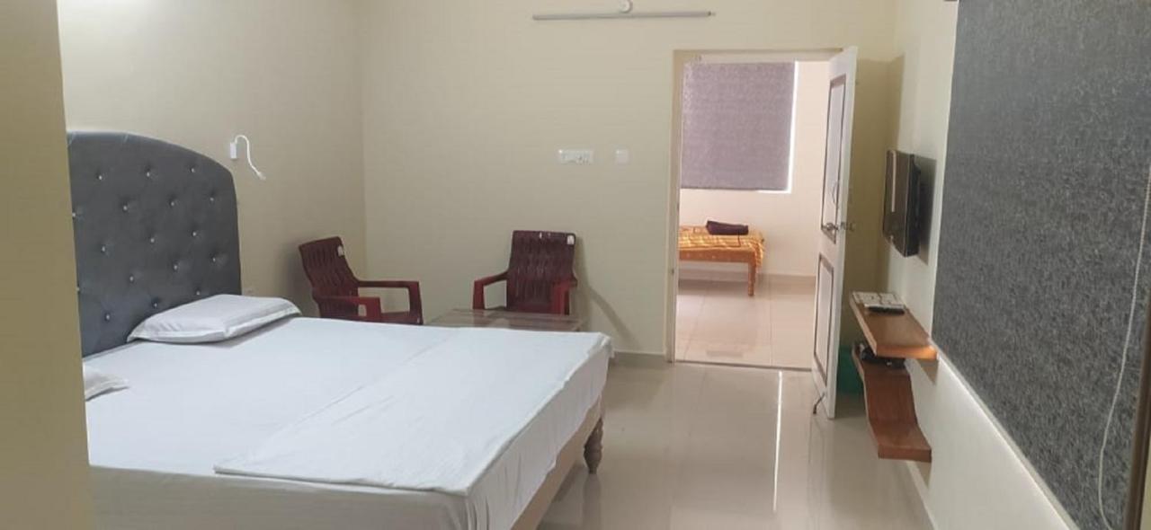 Srinivasa Hotel Τιρουπάτι Εξωτερικό φωτογραφία