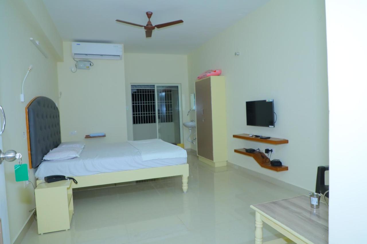 Srinivasa Hotel Τιρουπάτι Εξωτερικό φωτογραφία