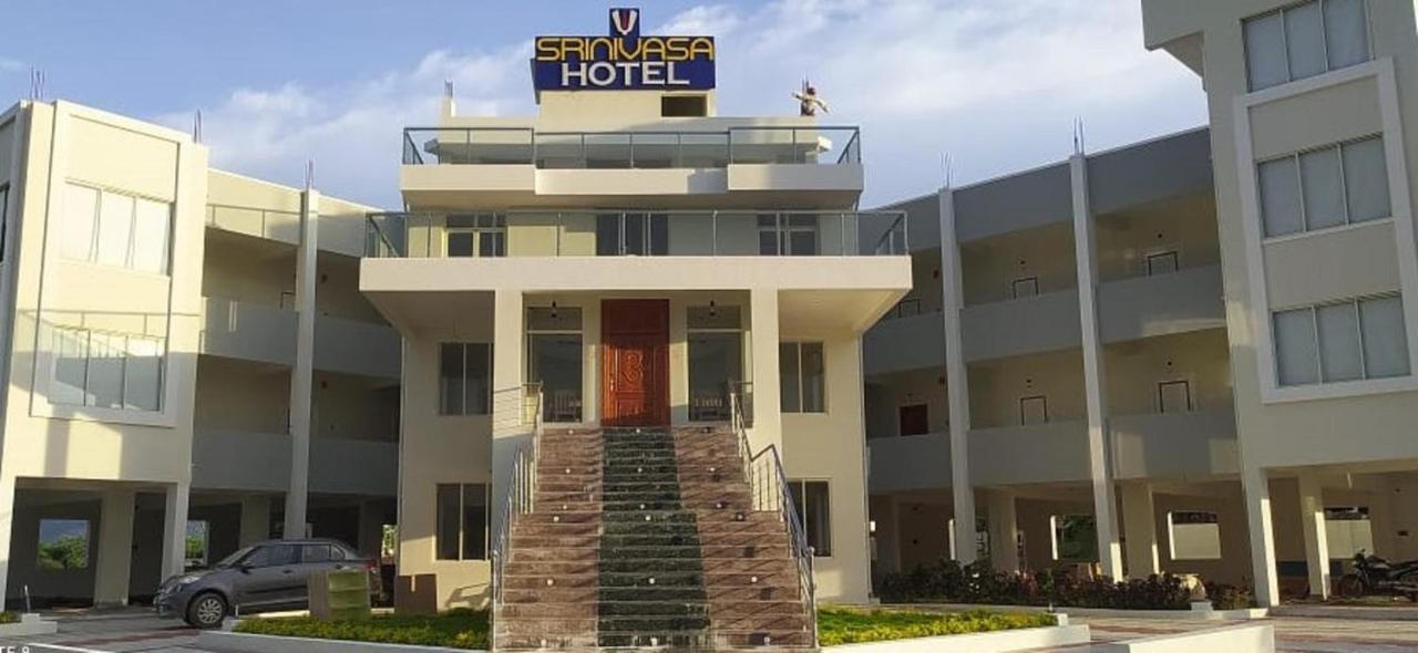 Srinivasa Hotel Τιρουπάτι Εξωτερικό φωτογραφία