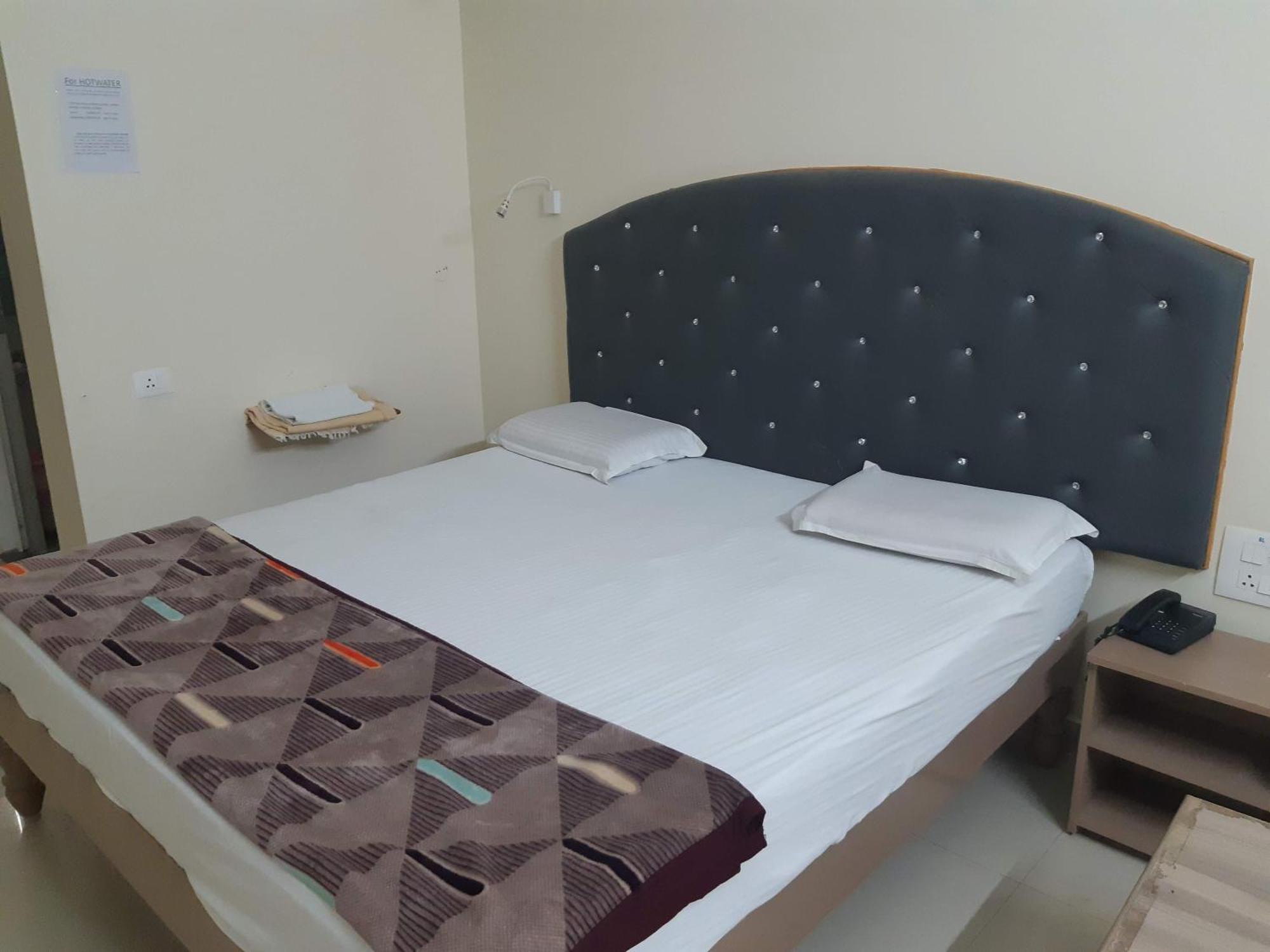 Srinivasa Hotel Τιρουπάτι Εξωτερικό φωτογραφία