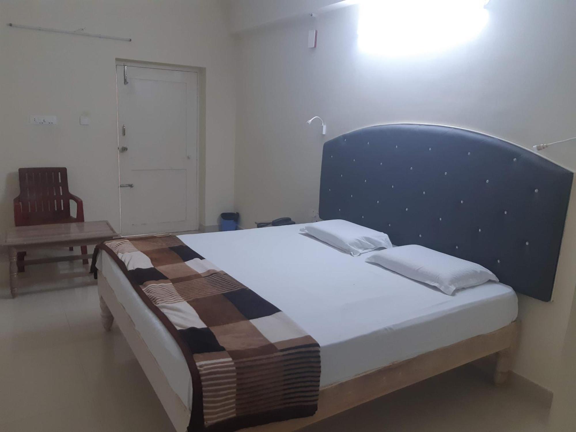 Srinivasa Hotel Τιρουπάτι Εξωτερικό φωτογραφία