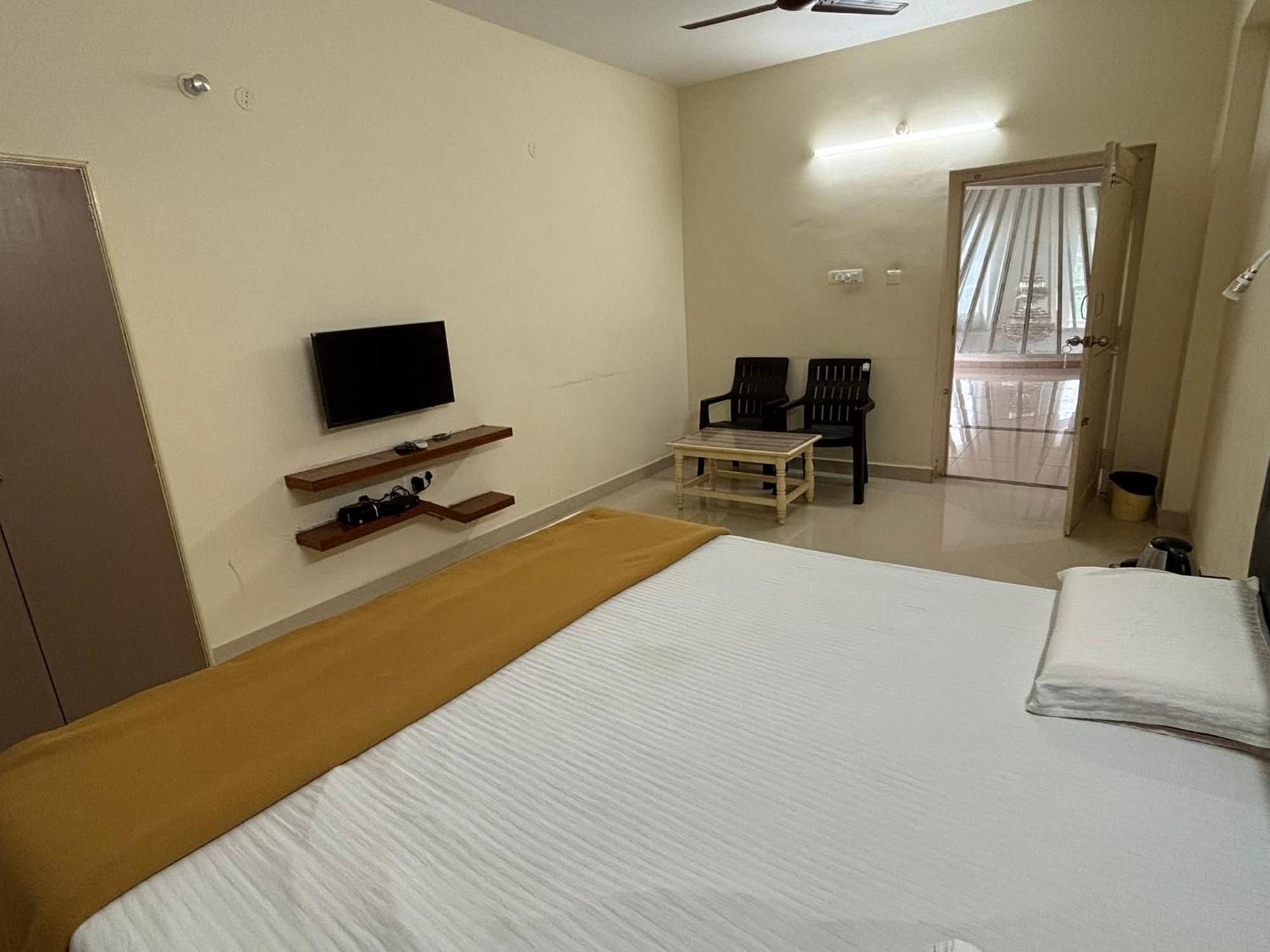 Srinivasa Hotel Τιρουπάτι Εξωτερικό φωτογραφία