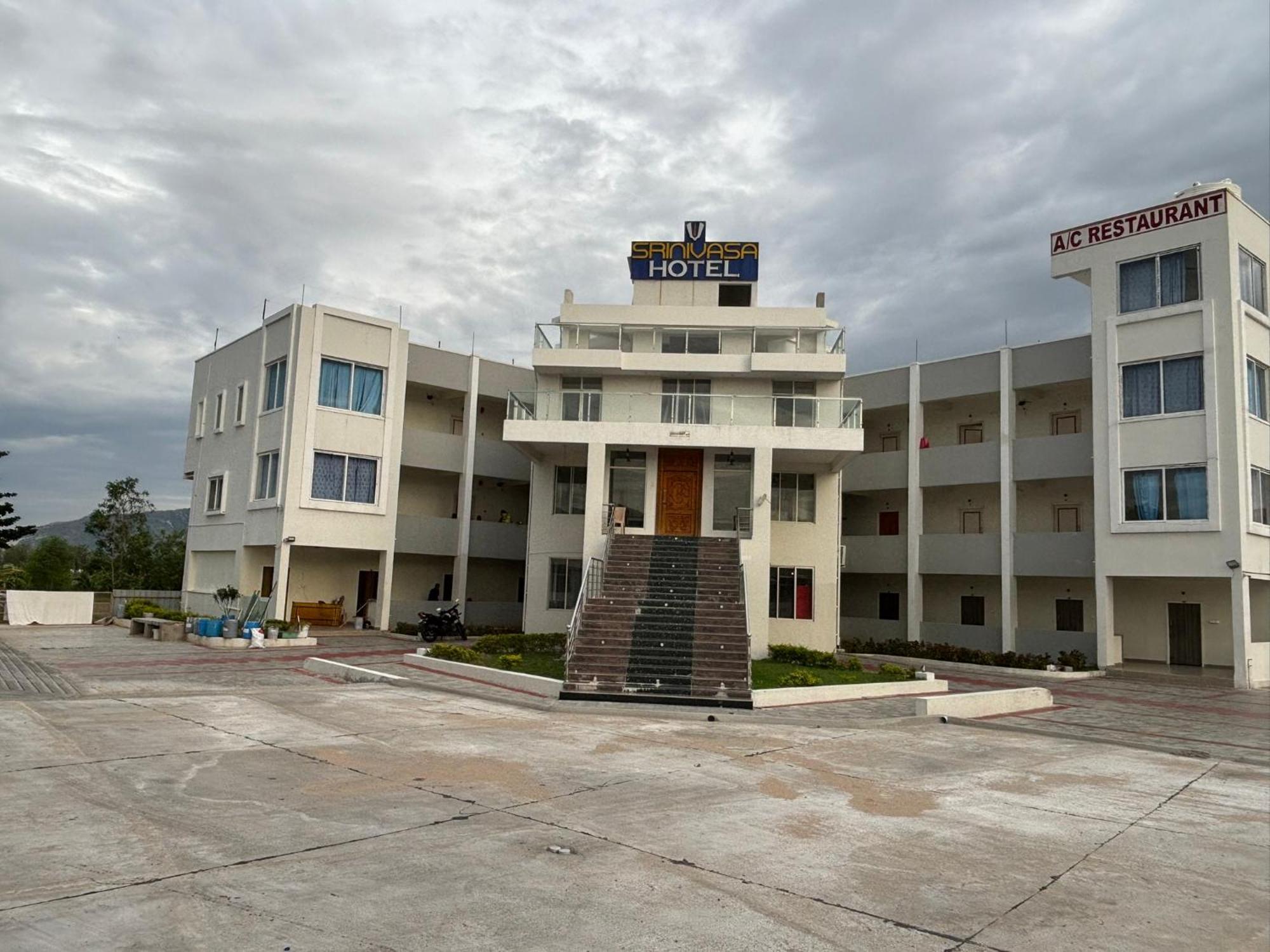 Srinivasa Hotel Τιρουπάτι Εξωτερικό φωτογραφία