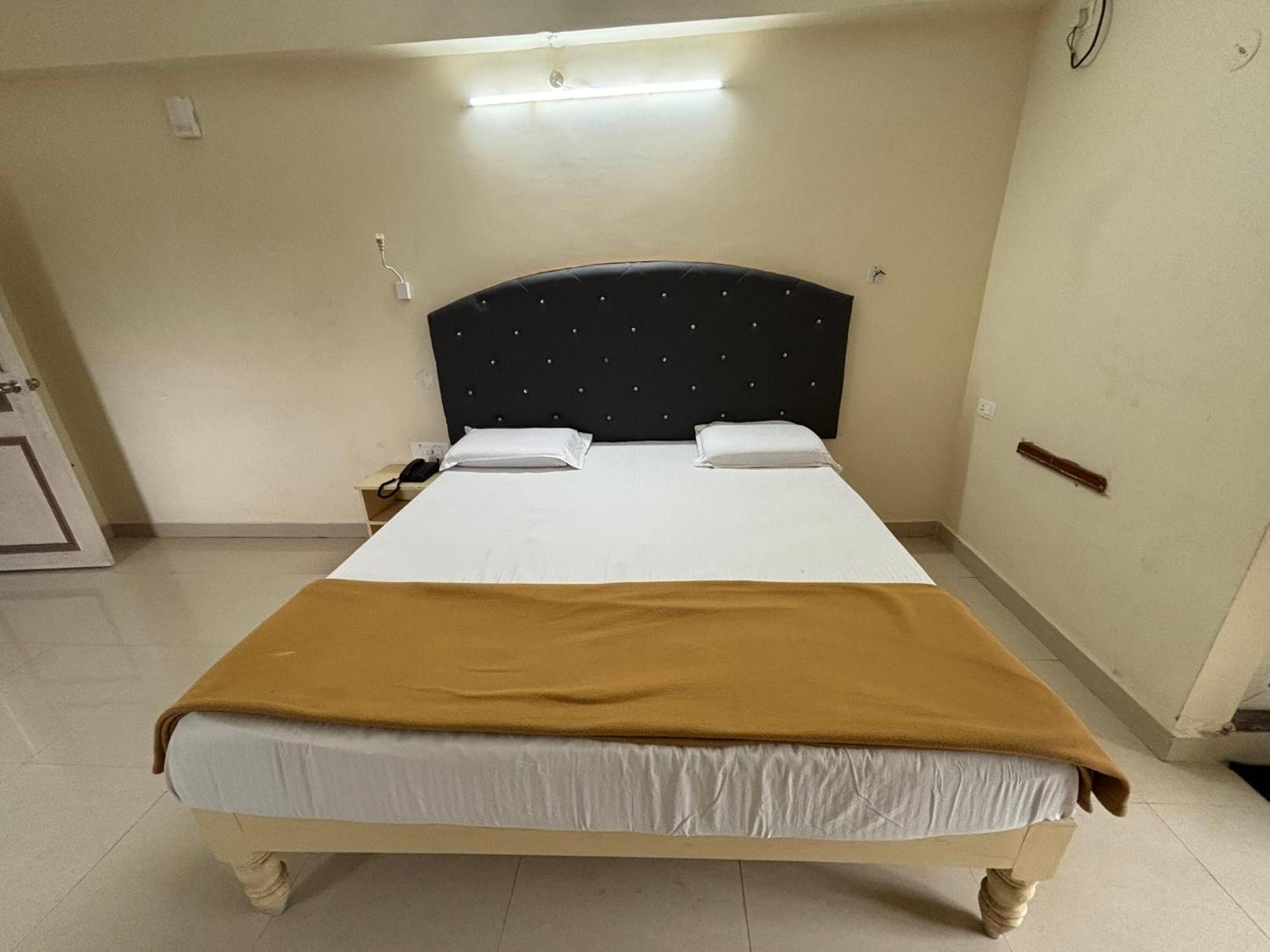 Srinivasa Hotel Τιρουπάτι Εξωτερικό φωτογραφία